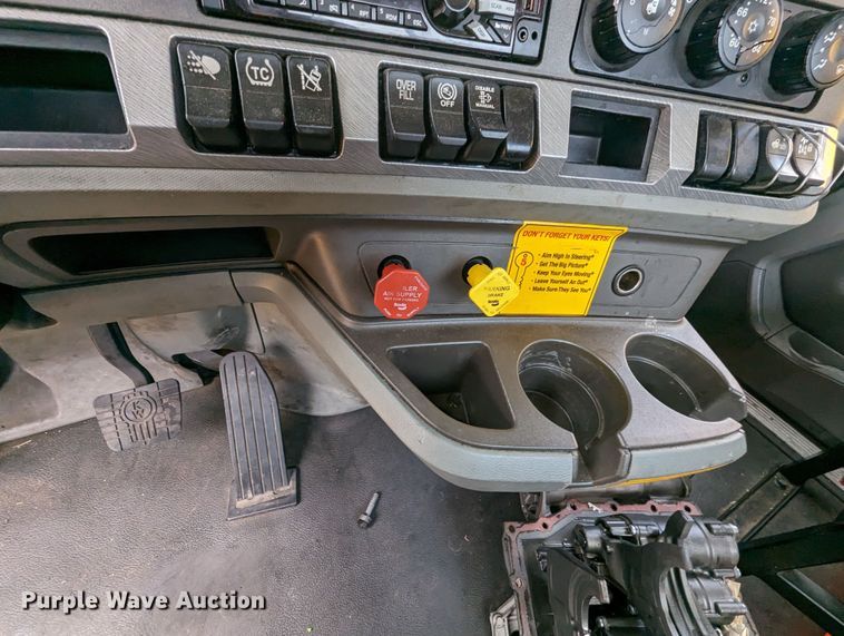 image for item MY9442 2019 Kenworth T680  semi truck