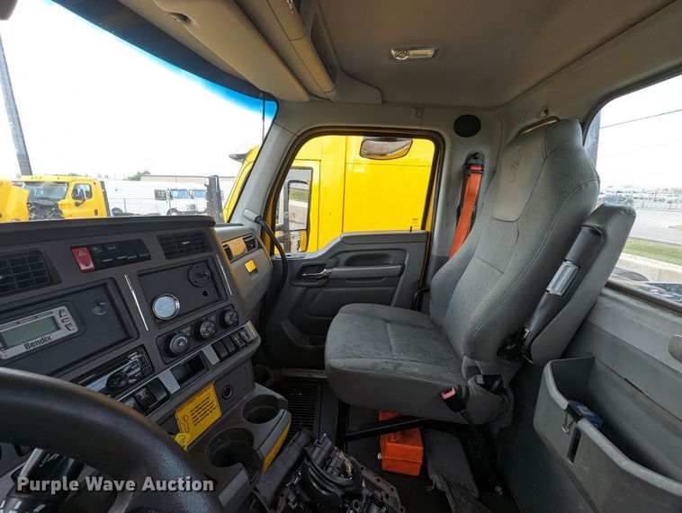 image for item MY9442 2019 Kenworth T680  semi truck