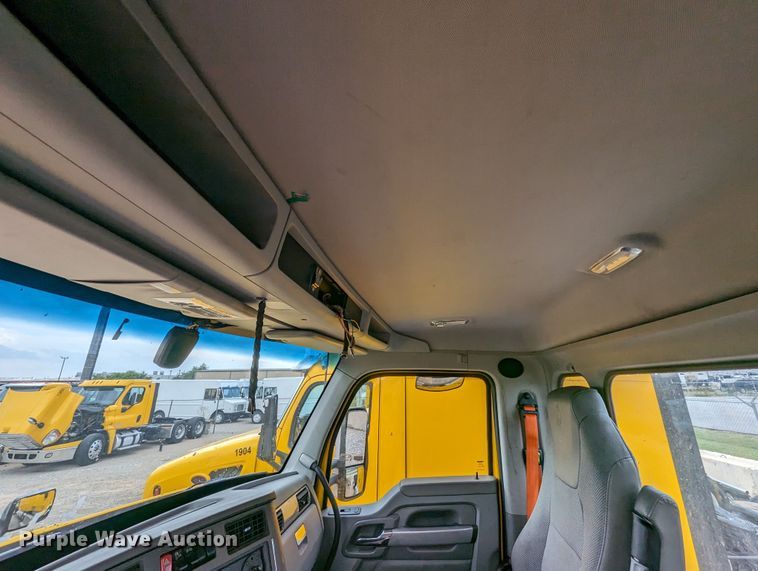 image for item MY9442 2019 Kenworth T680  semi truck