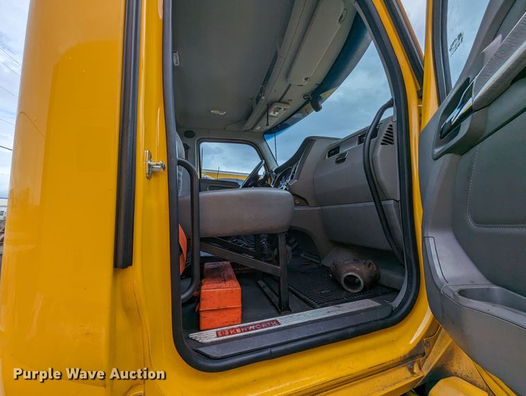 image for item MY9442 2019 Kenworth T680  semi truck