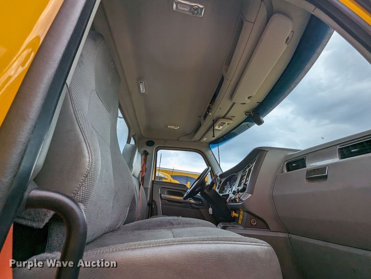 image for item MY9442 2019 Kenworth T680  semi truck