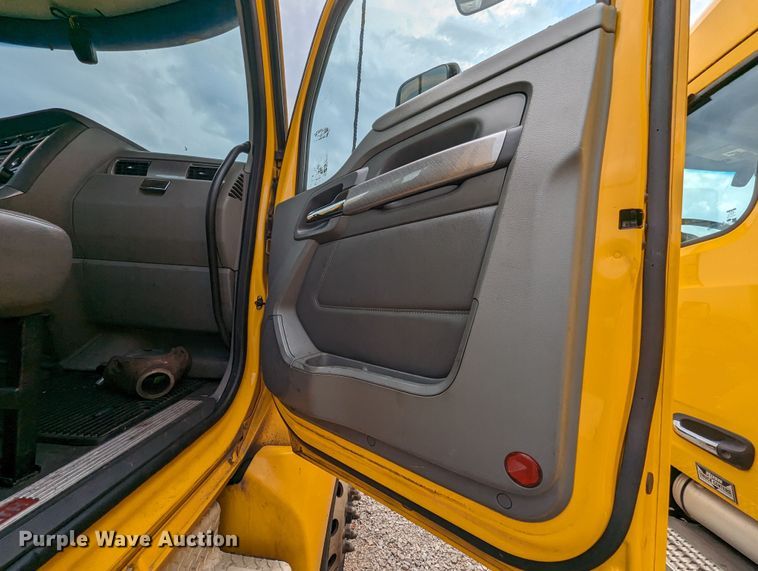 image for item MY9442 2019 Kenworth T680  semi truck