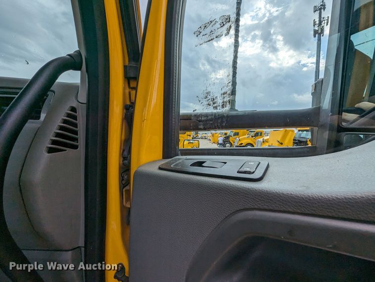 image for item MY9442 2019 Kenworth T680  semi truck