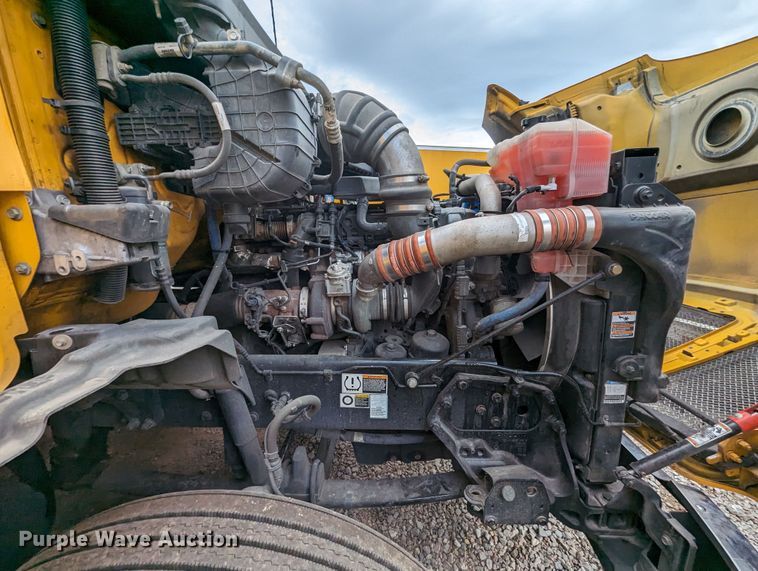 image for item MY9442 2019 Kenworth T680  semi truck