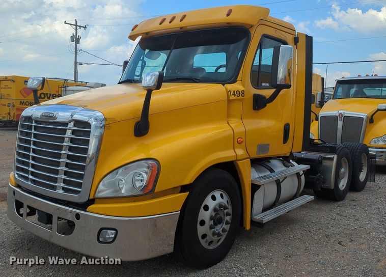 image for item MY9443 2018 Freightliner Cascadia 125  semi truck