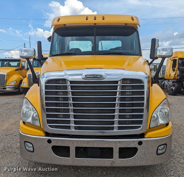 image for item MY9443 2018 Freightliner Cascadia 125  semi truck