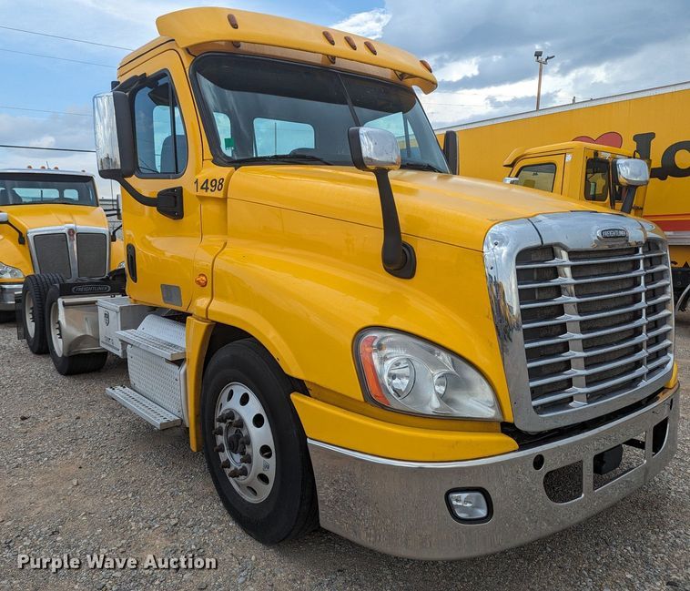 image for item MY9443 2018 Freightliner Cascadia 125  semi truck