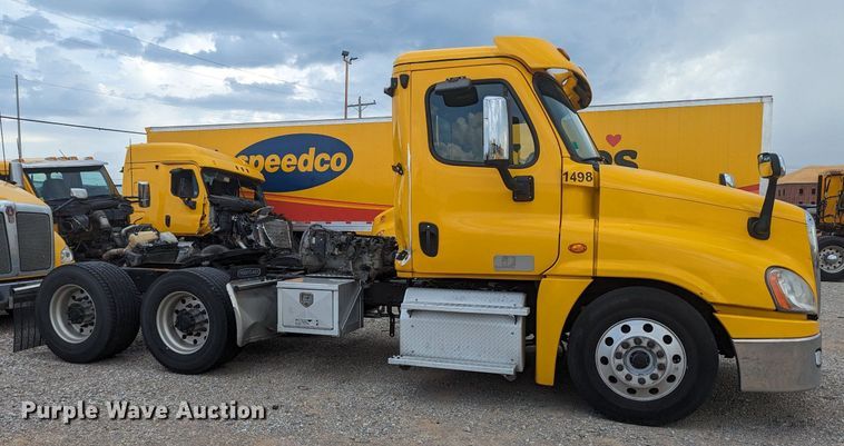 image for item MY9443 2018 Freightliner Cascadia 125  semi truck