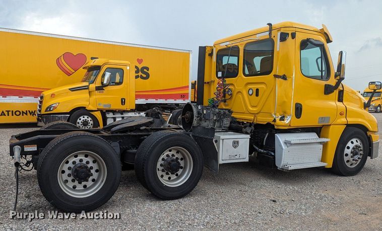 image for item MY9443 2018 Freightliner Cascadia 125  semi truck