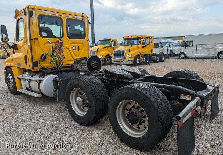 image for item MY9443 2018 Freightliner Cascadia 125  semi truck