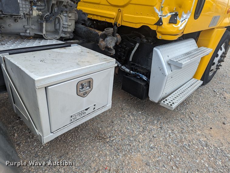 image for item MY9443 2018 Freightliner Cascadia 125  semi truck