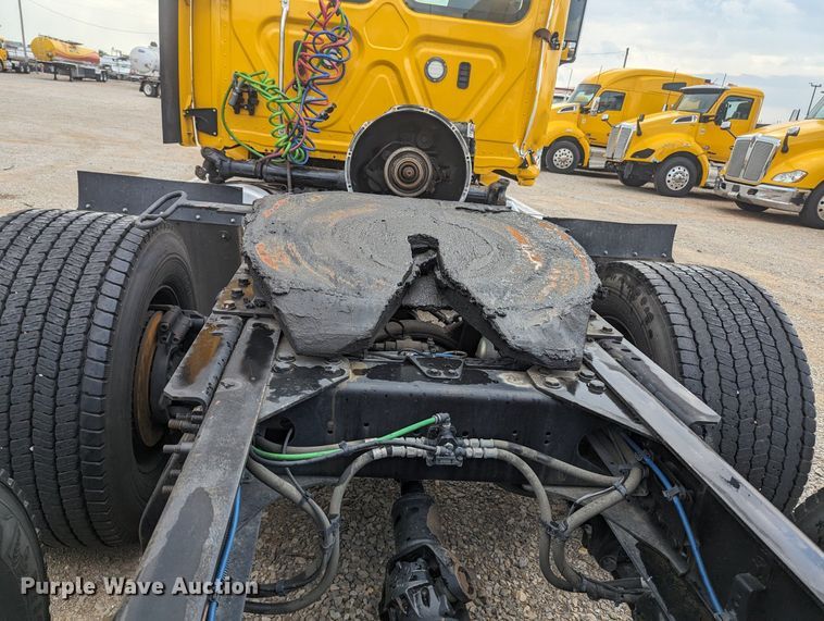 image for item MY9443 2018 Freightliner Cascadia 125  semi truck