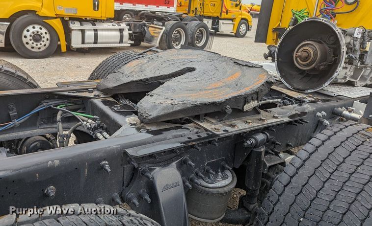 image for item MY9443 2018 Freightliner Cascadia 125  semi truck