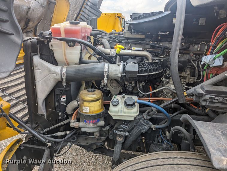 image for item MY9443 2018 Freightliner Cascadia 125  semi truck