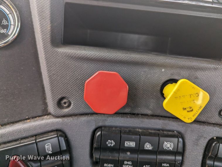 image for item MY9443 2018 Freightliner Cascadia 125  semi truck