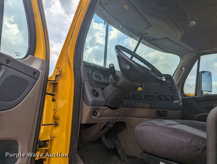 image for item MY9443 2018 Freightliner Cascadia 125  semi truck