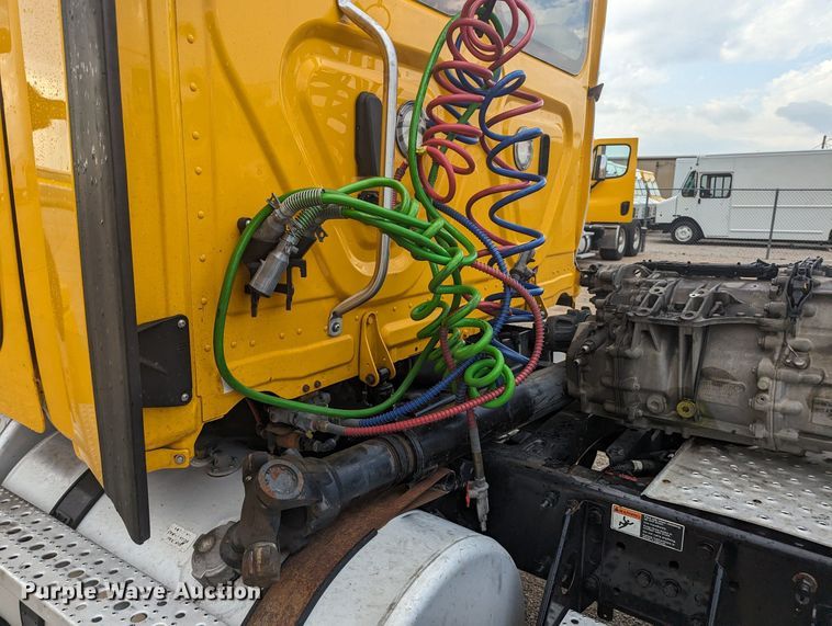 image for item MY9443 2018 Freightliner Cascadia 125  semi truck