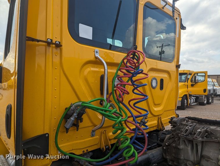 image for item MY9443 2018 Freightliner Cascadia 125  semi truck