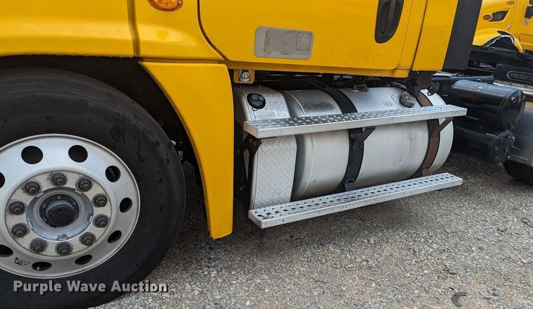 image for item MY9443 2018 Freightliner Cascadia 125  semi truck