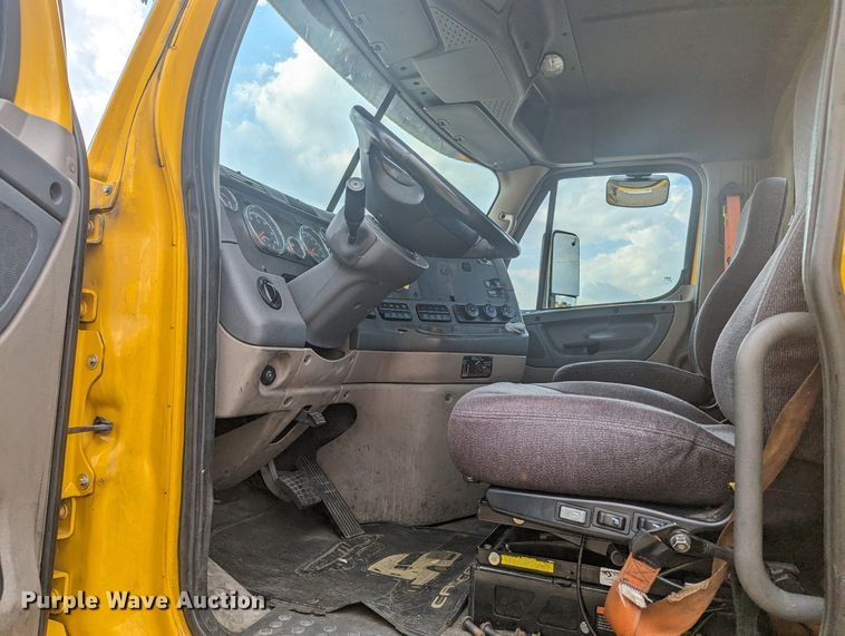 image for item MY9443 2018 Freightliner Cascadia 125  semi truck