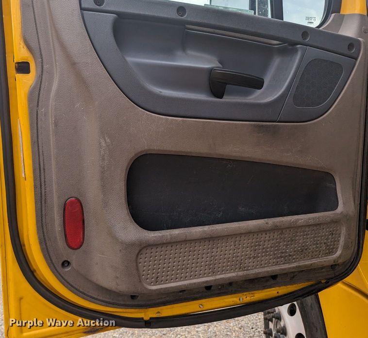 image for item MY9443 2018 Freightliner Cascadia 125  semi truck