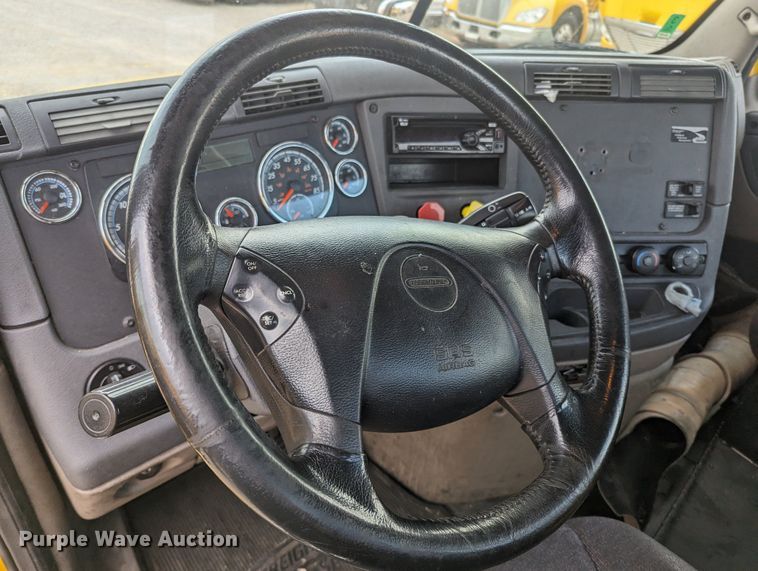 image for item MY9443 2018 Freightliner Cascadia 125  semi truck