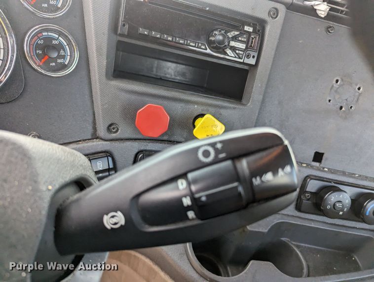 image for item MY9443 2018 Freightliner Cascadia 125  semi truck