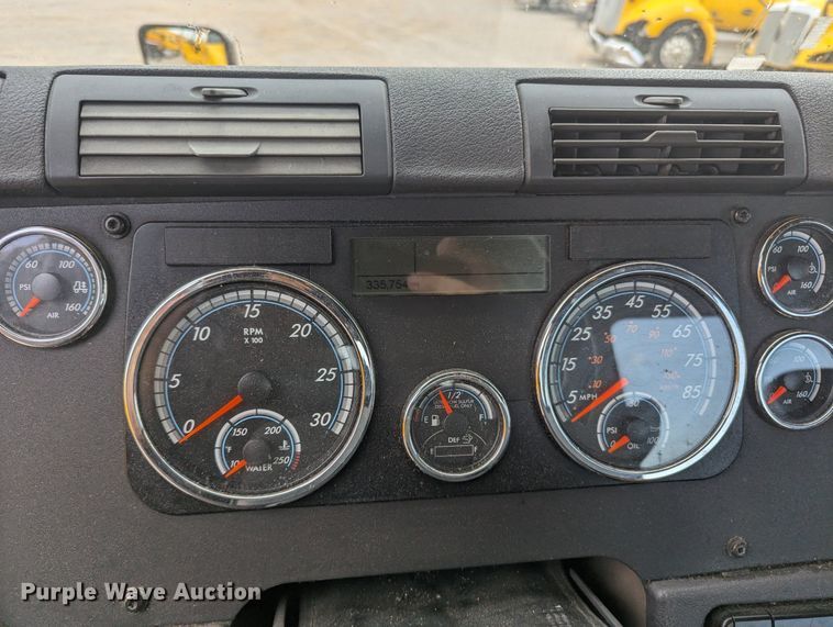 image for item MY9443 2018 Freightliner Cascadia 125  semi truck