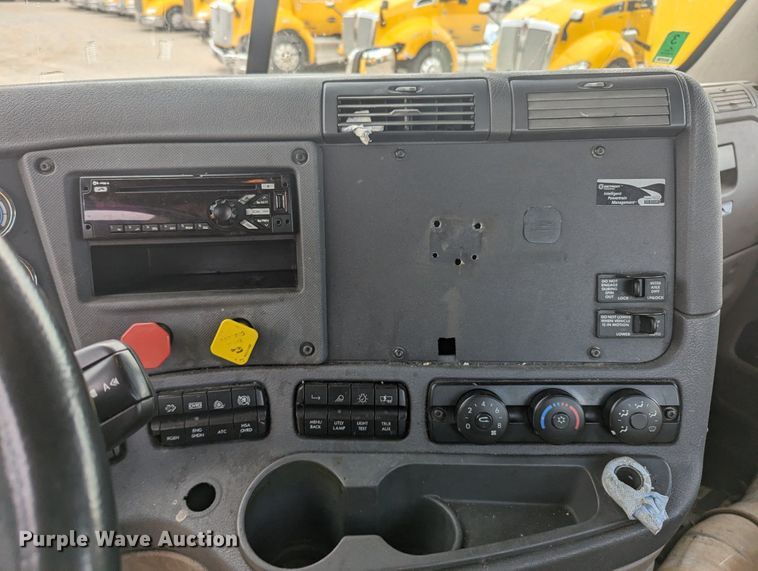 image for item MY9443 2018 Freightliner Cascadia 125  semi truck