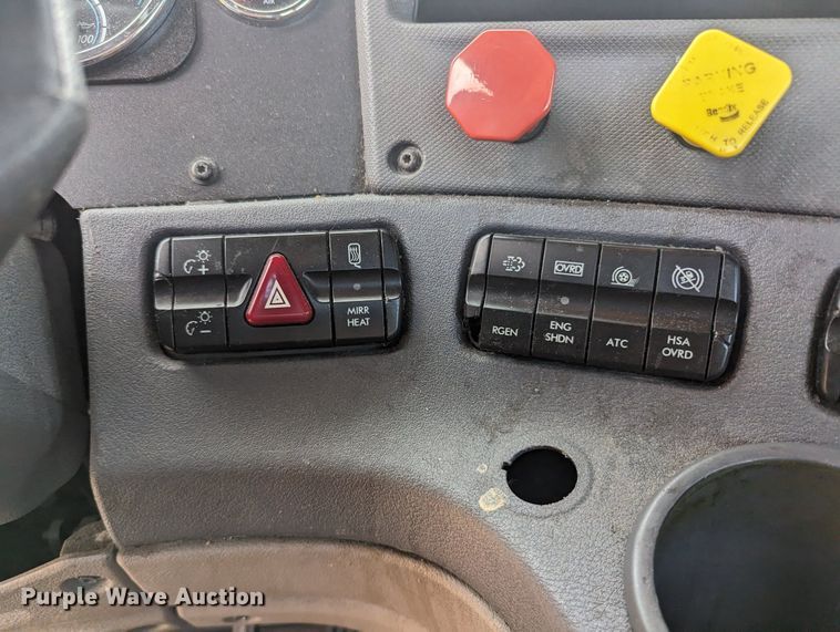 image for item MY9443 2018 Freightliner Cascadia 125  semi truck