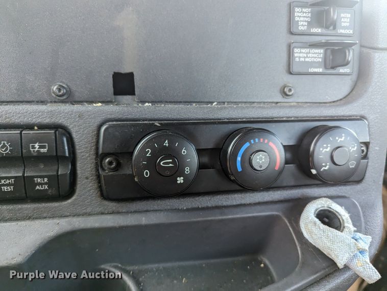 image for item MY9443 2018 Freightliner Cascadia 125  semi truck