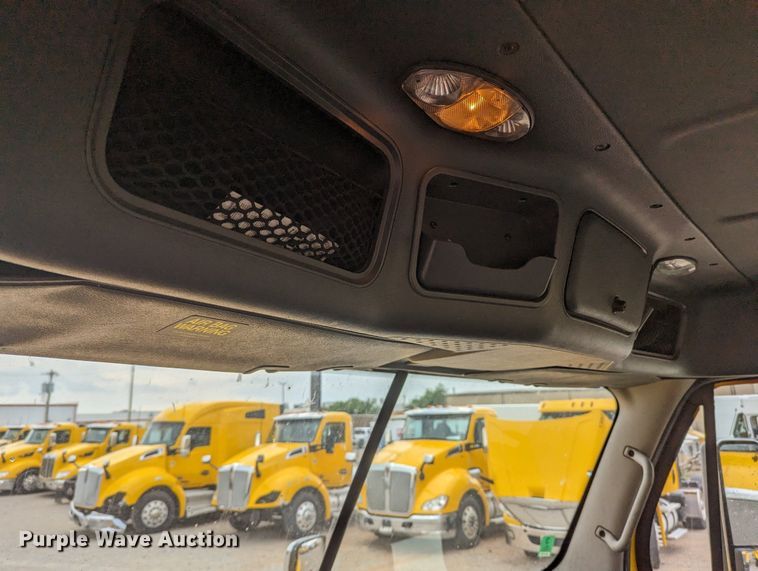 image for item MY9443 2018 Freightliner Cascadia 125  semi truck