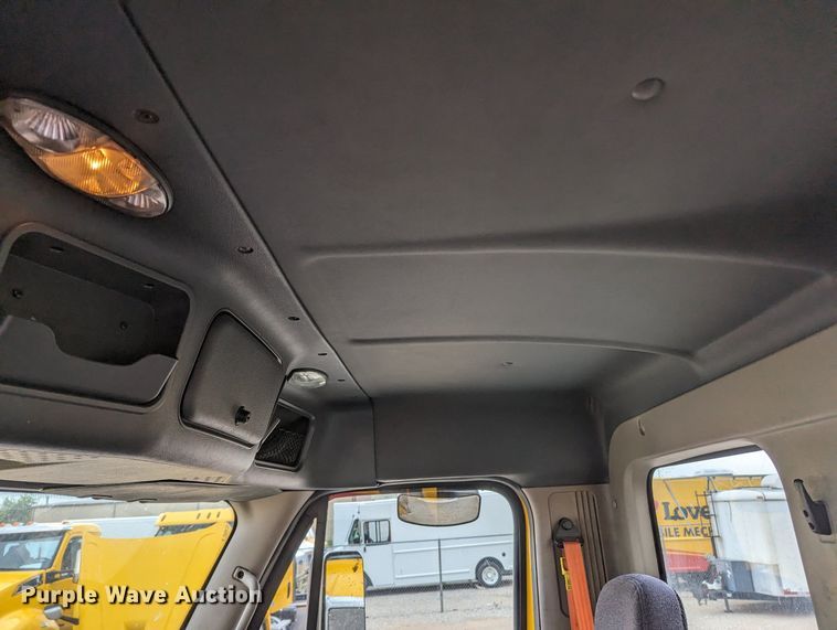 image for item MY9443 2018 Freightliner Cascadia 125  semi truck