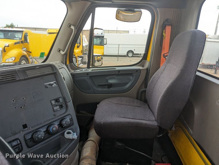 image for item MY9443 2018 Freightliner Cascadia 125  semi truck