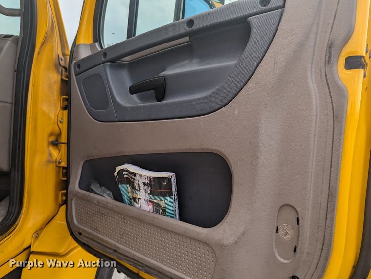 image for item MY9443 2018 Freightliner Cascadia 125  semi truck