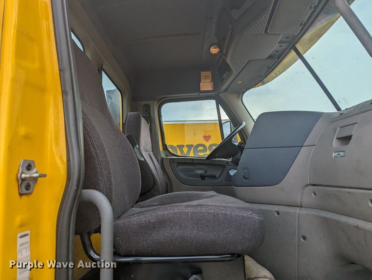 image for item MY9443 2018 Freightliner Cascadia 125  semi truck