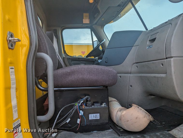 image for item MY9443 2018 Freightliner Cascadia 125  semi truck