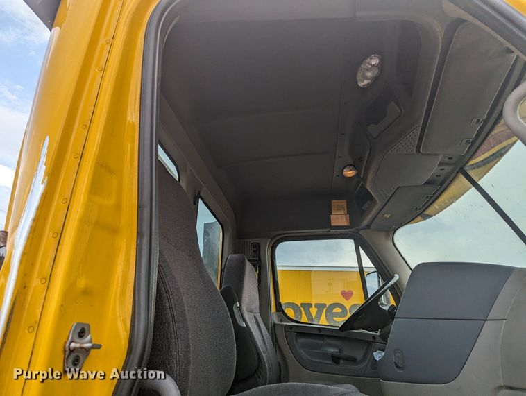 image for item MY9443 2018 Freightliner Cascadia 125  semi truck