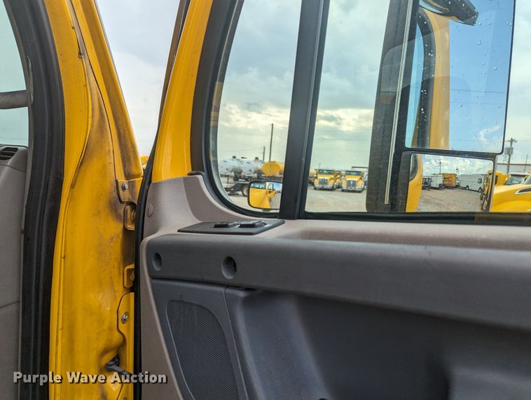 image for item MY9443 2018 Freightliner Cascadia 125  semi truck