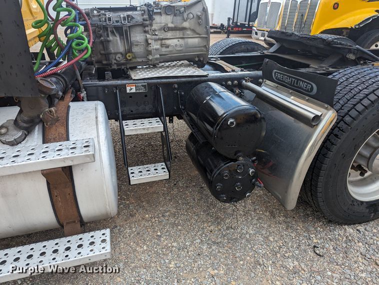 image for item MY9443 2018 Freightliner Cascadia 125  semi truck