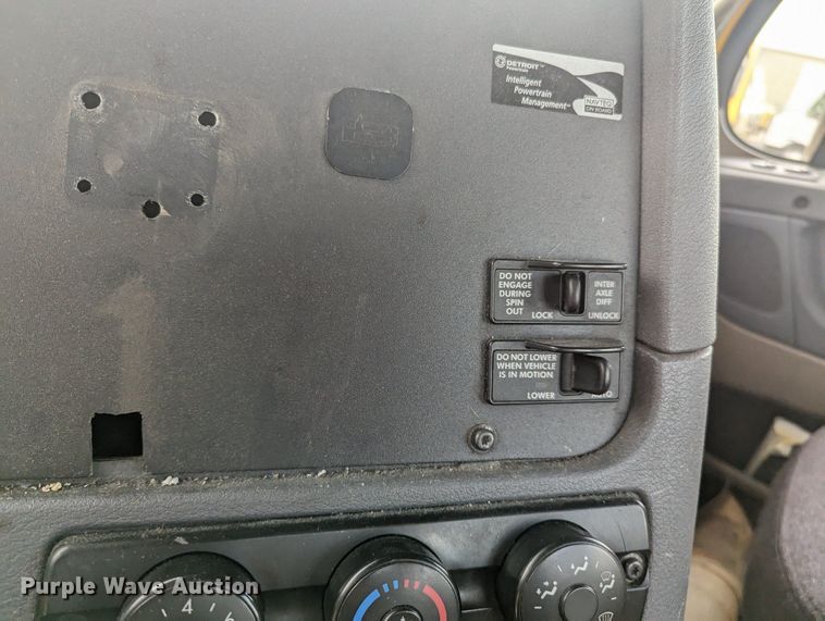 image for item MY9443 2018 Freightliner Cascadia 125  semi truck