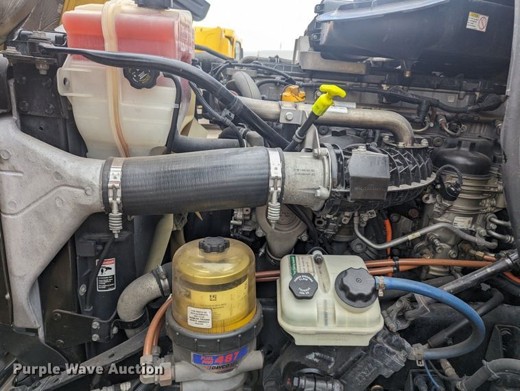 image for item MY9443 2018 Freightliner Cascadia 125  semi truck