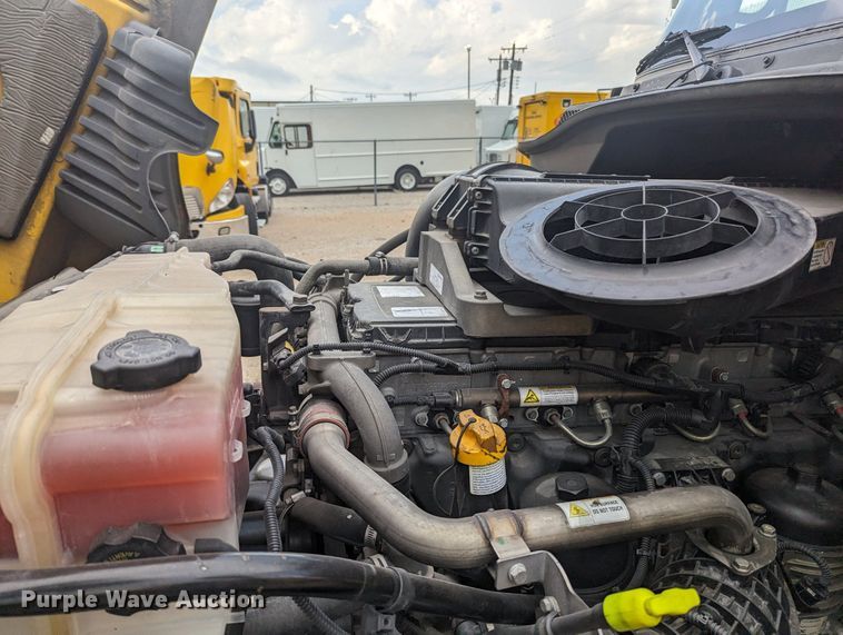 image for item MY9443 2018 Freightliner Cascadia 125  semi truck