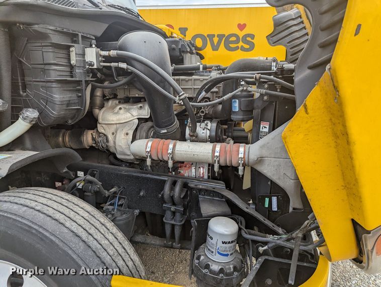 image for item MY9443 2018 Freightliner Cascadia 125  semi truck