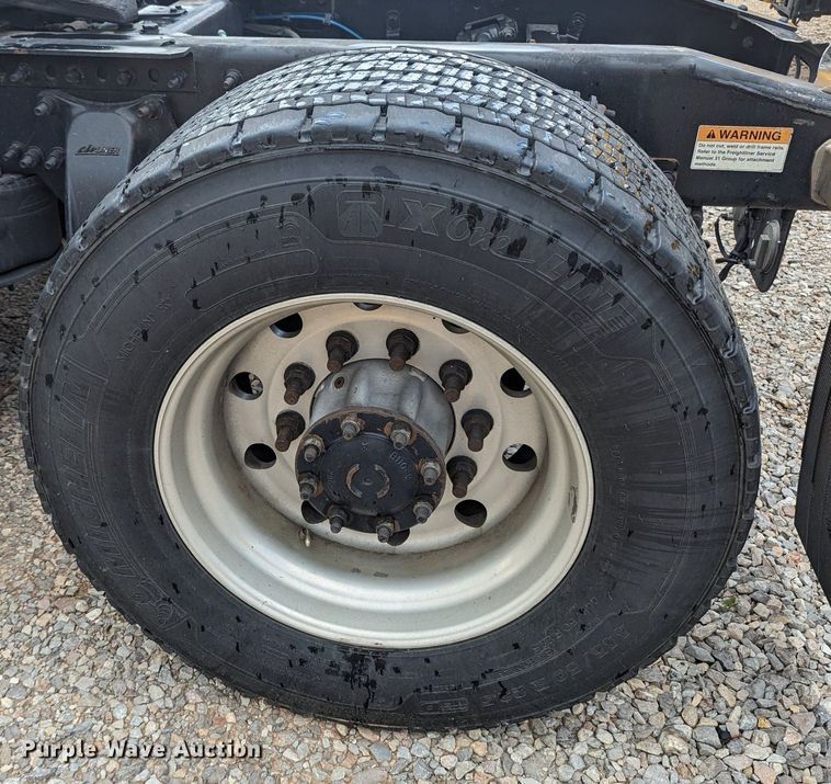 image for item MY9443 2018 Freightliner Cascadia 125  semi truck