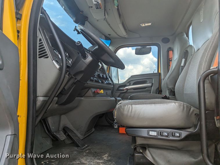 image for item MY9444 2019 Kenworth T680  semi truck