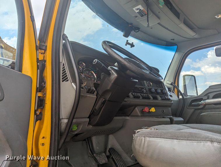 image for item MY9444 2019 Kenworth T680  semi truck