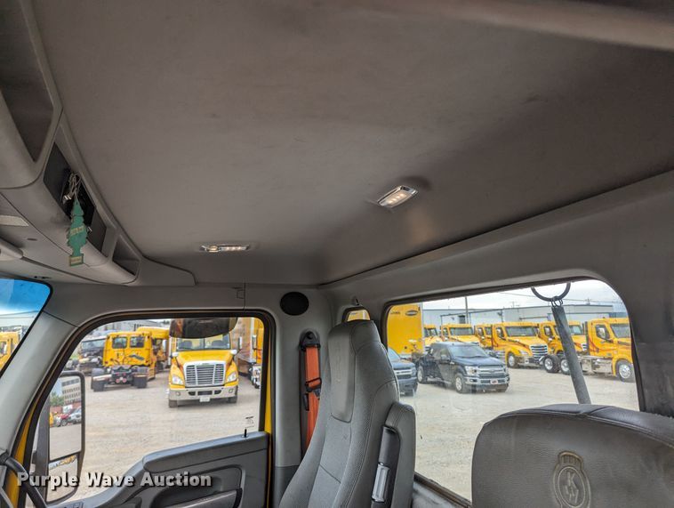 image for item MY9444 2019 Kenworth T680  semi truck