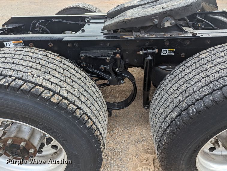 image for item MY9444 2019 Kenworth T680  semi truck