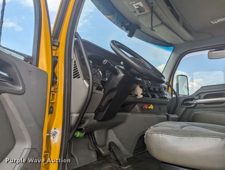 image for item MY9446 2019 Kenworth T680  semi truck